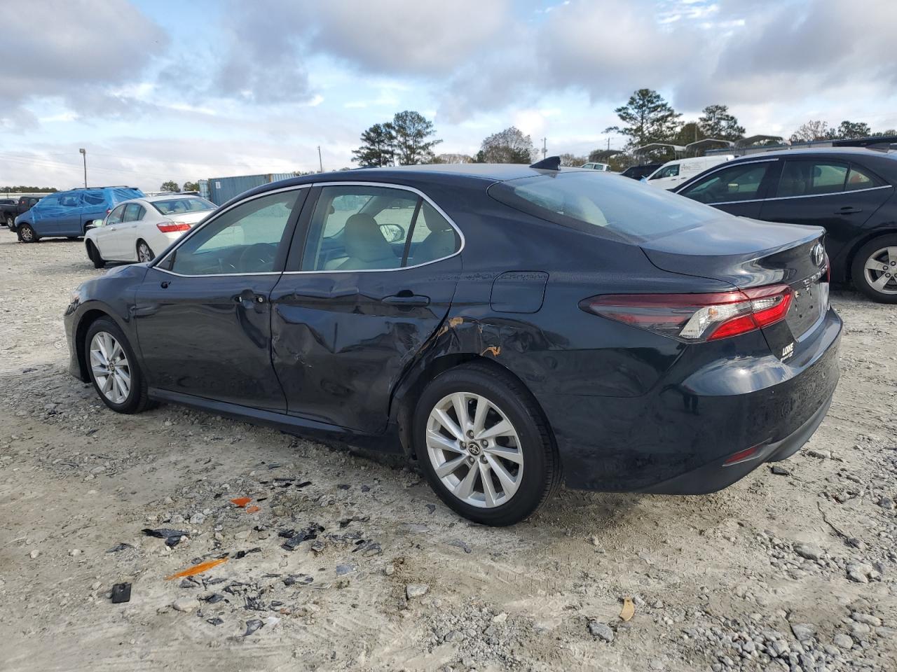 Obraz 2 z Toyota Camry Le 2021 z VIN 4T1C11AK1MU406671