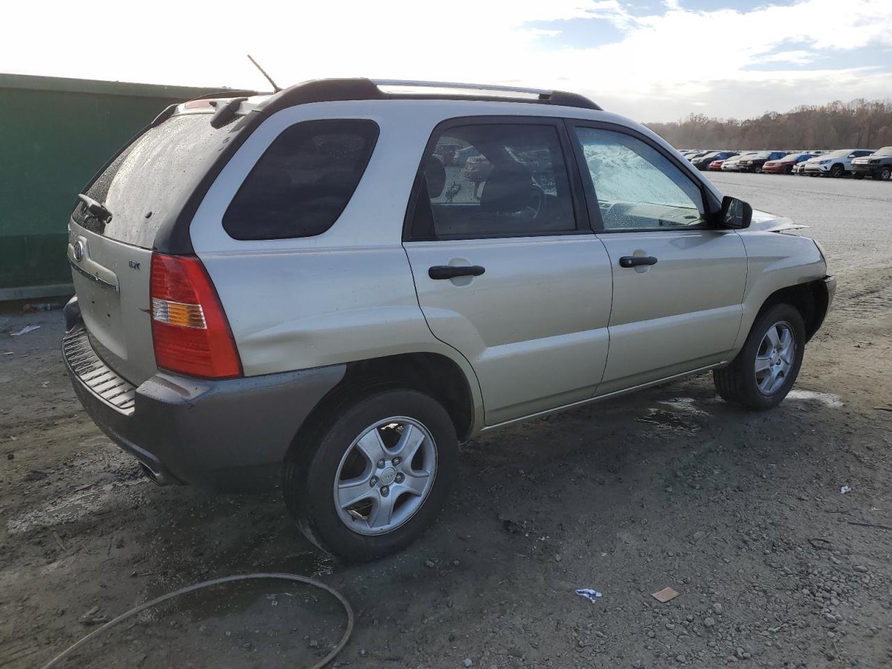 Image 3 of 2007 KIA SPORTAGE LX 2007 with VIN KNDJF724677442956