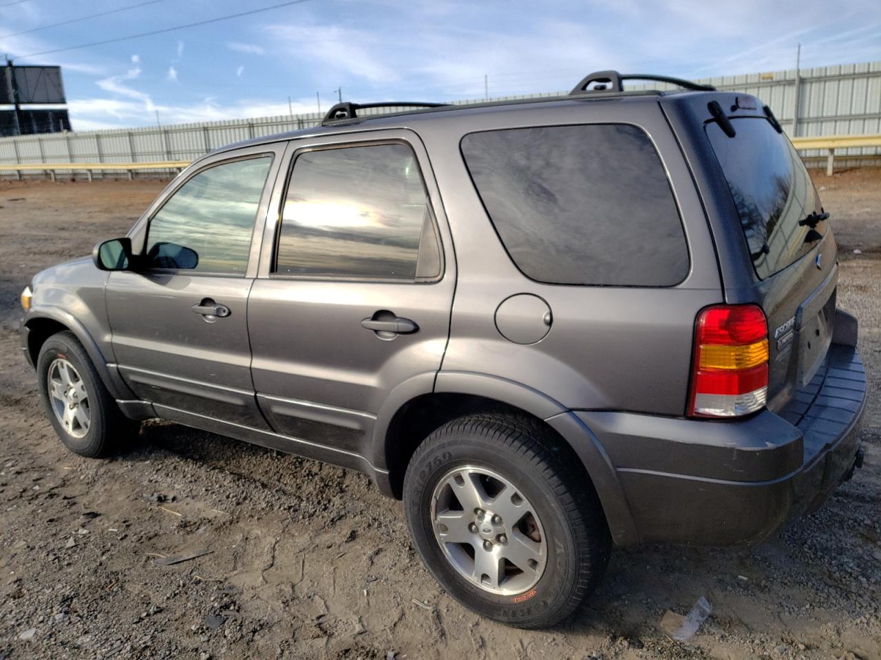 Image 2 of 2005 FORD ESCAPE LIMITED 2005 with VIN 1FMCU94145KB35885