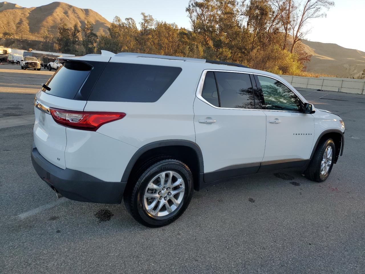 Obraz 3 z 2018 CHEVROLET TRAVERSE LT 2018 z VIN 1GNERGKW6JJ254711