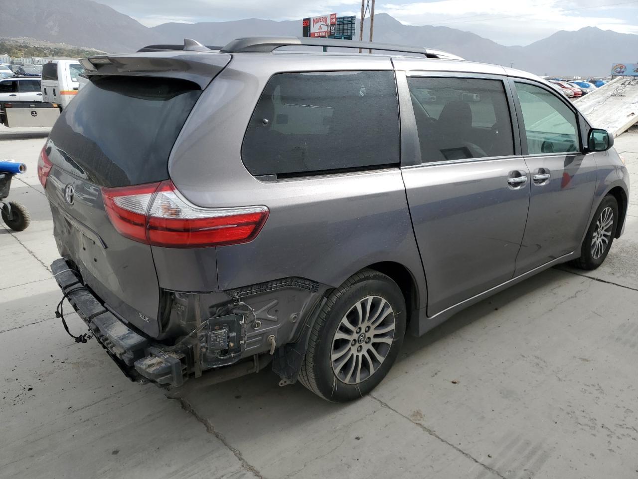 Image 3 of 2018 TOYOTA SIENNA XLE 2018 with VIN 5TDYZ3DC8JS904417