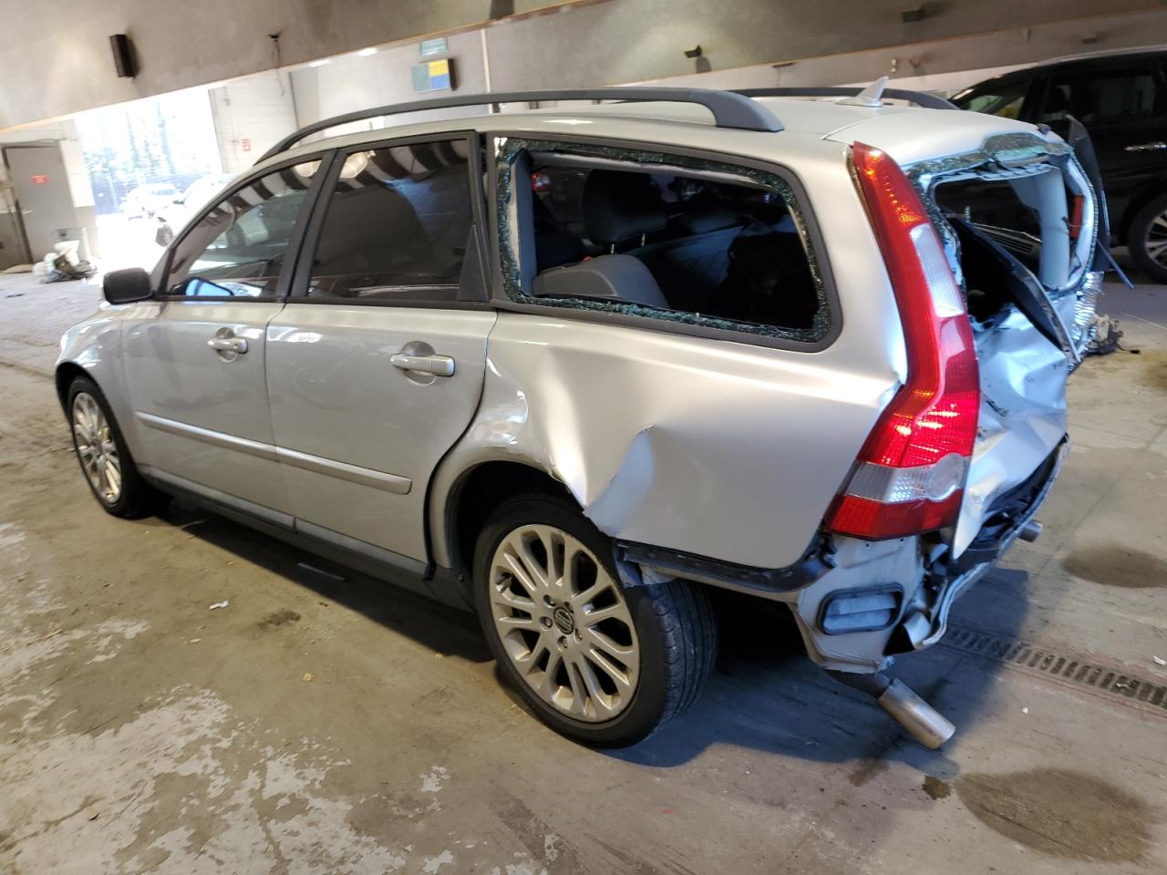 Obraz 2 z 2005 VOLVO V50 T5 2005 z VIN YV1MW682152044264