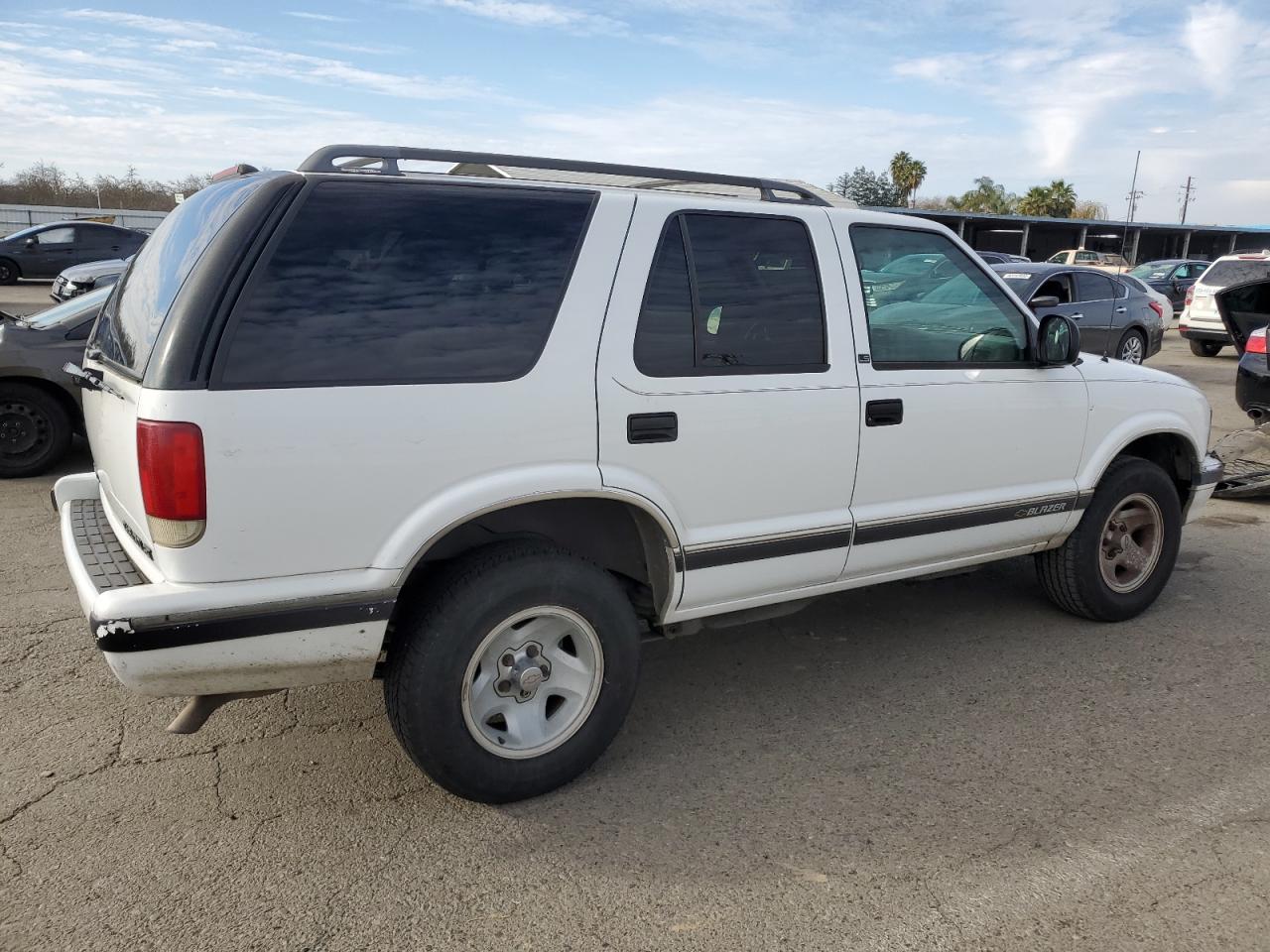 Image 3 of 1996 CHEVROLET BLAZER  1996 with VIN 1GNCS13W8T2152721
