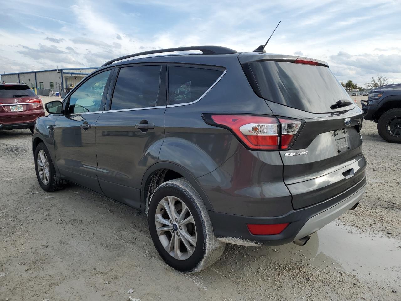 Изображение 2 2018 FORD ESCAPE SE 2018 с VIN 1FMCU0GDXJUB37673