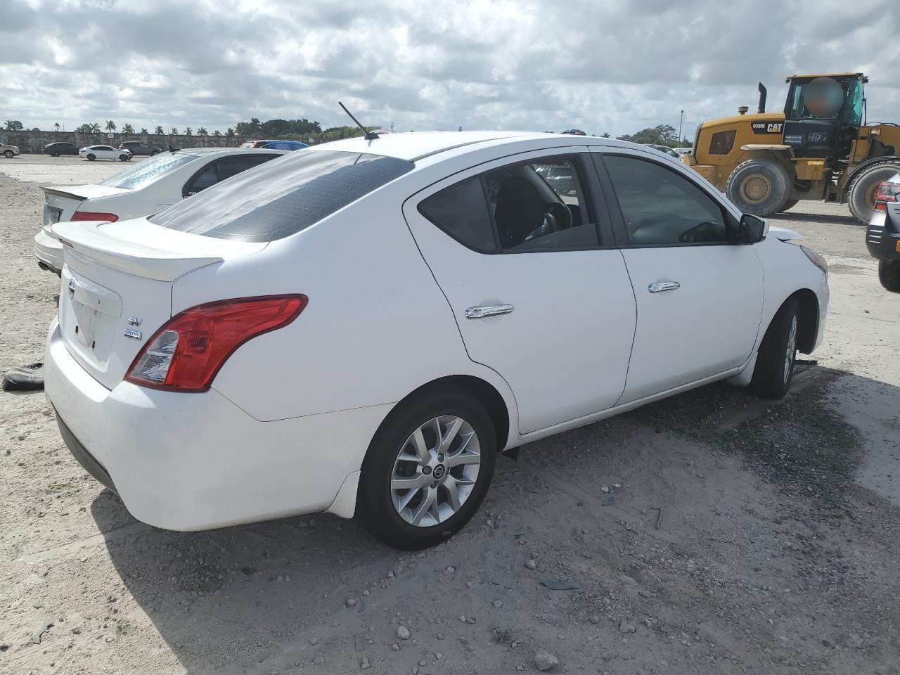 Obraz 3 z 2018 NISSAN VERSA S 2018 z VIN 3N1CN7APXJL884944