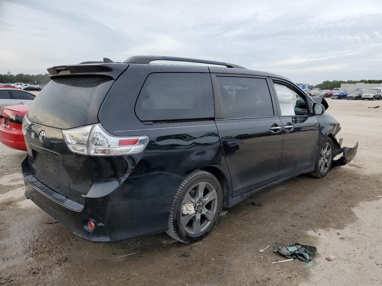 Image 3 of 2018 TOYOTA SIENNA SE 2018 with VIN 5TDXZ3DC5JS954428