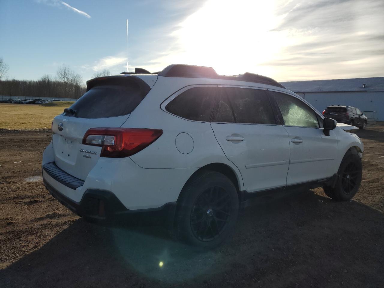 Изображение 3 2018 SUBARU OUTBACK 3.6R LIMITED 2018 с VIN 4S4BSENC9J3269855