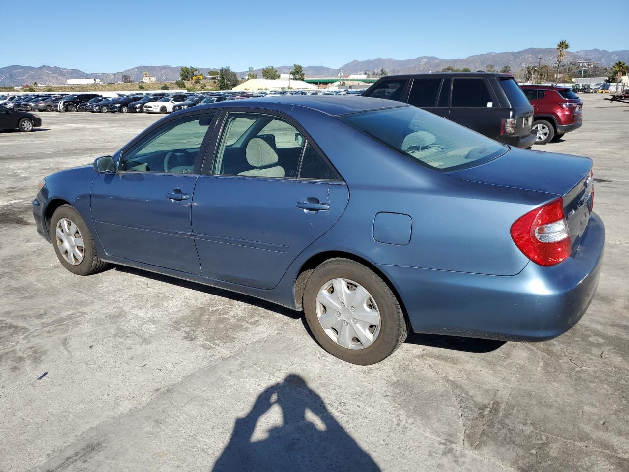 Obraz 2 z 2002 TOYOTA CAMRY LE 2002 z VIN JTDBE30K520061022