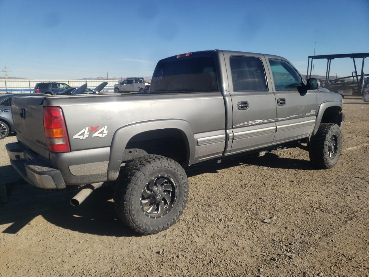 Image 3 of 2002 CHEVROLET SILVERADO K2500 HEAVY DUTY 2002 with VIN 1GCHK231X2F211641