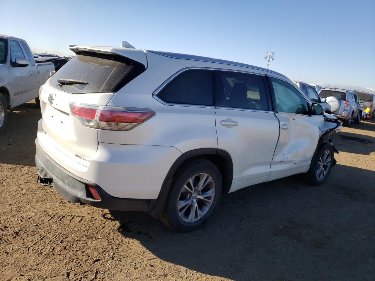 Image 3 of 2014 TOYOTA HIGHLANDER XLE 2014 with VIN 5TDJKRFH9ES061576