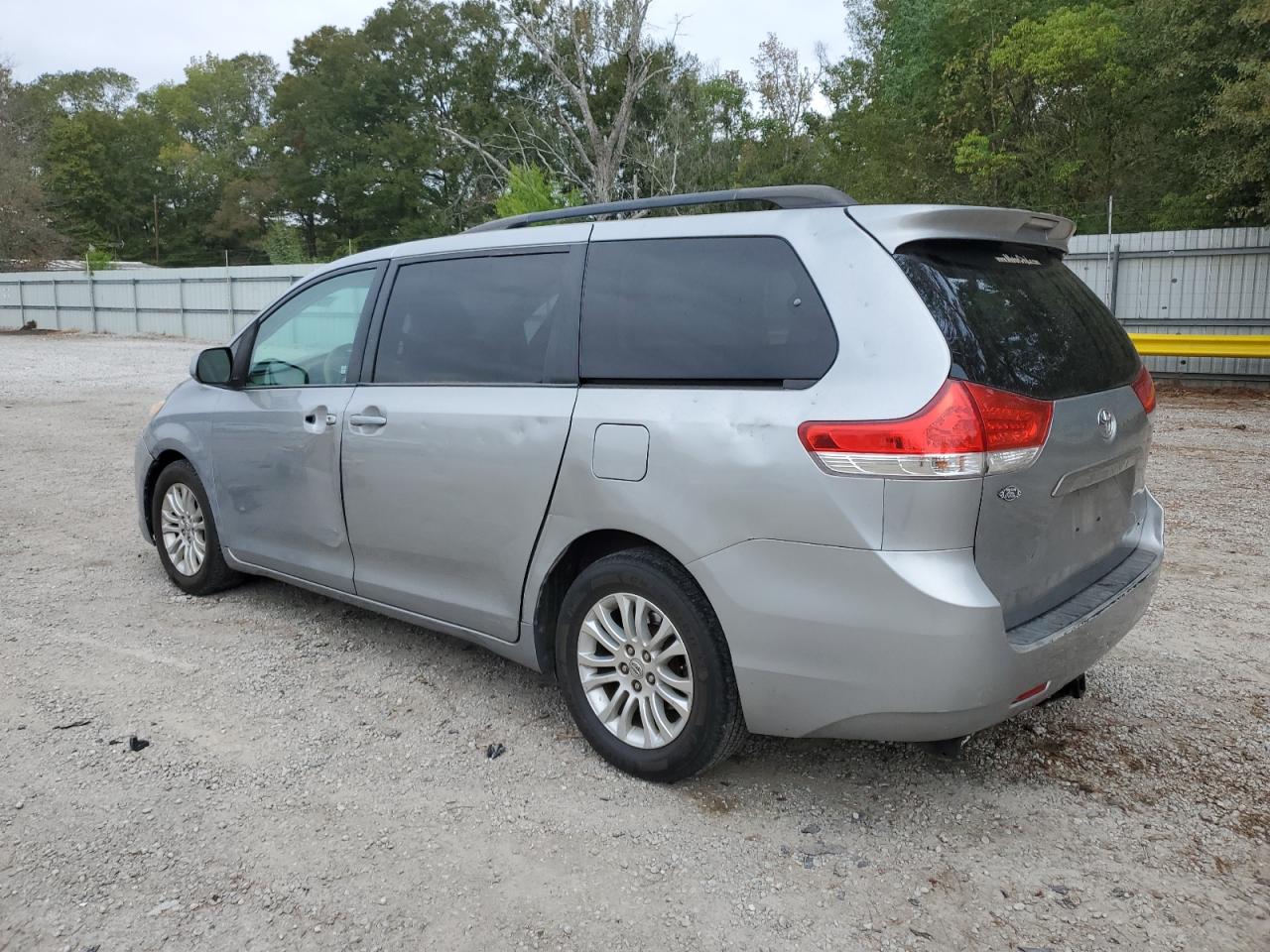 Изображение 2 2013 TOYOTA SIENNA XLE 2013 с VIN 5TDYK3DC4DS325451
