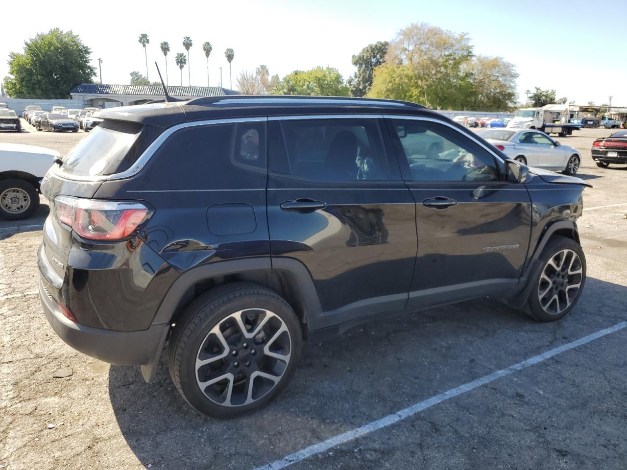 Image 3 of 2018 JEEP COMPASS LIMITED 2018 with VIN 3C4NJDCB6JT131283