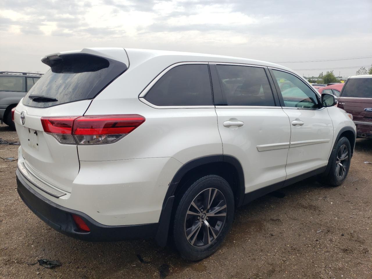 Изображение 3 2019 TOYOTA HIGHLANDER LE 2019 с VIN 5TDZARFH6KS042307