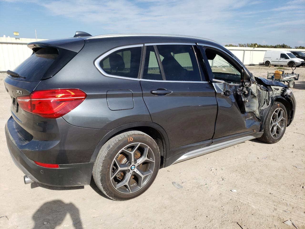 Изображение 3 2017 BMW X1 SDRIVE28I 2017 с VIN WBXHU7C30H5H35359