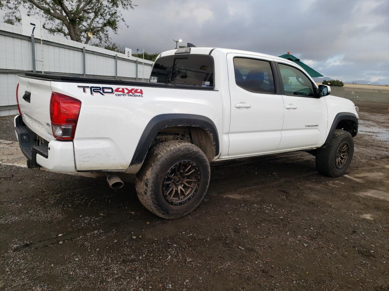 Obraz 3 z 2017 TOYOTA TACOMA DOUBLE CAB 2017 z VIN 5TFCZ5AN0HX102167