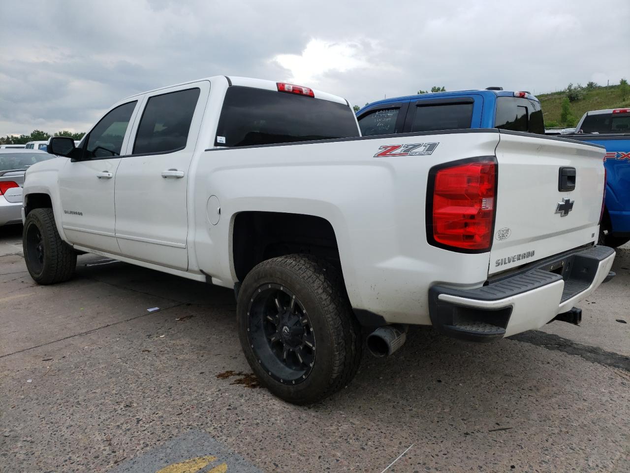 Image 2 of 2016 CHEVROLET SILVERADO K1500 LT 2016 with VIN 3GCUKREC2GG281677