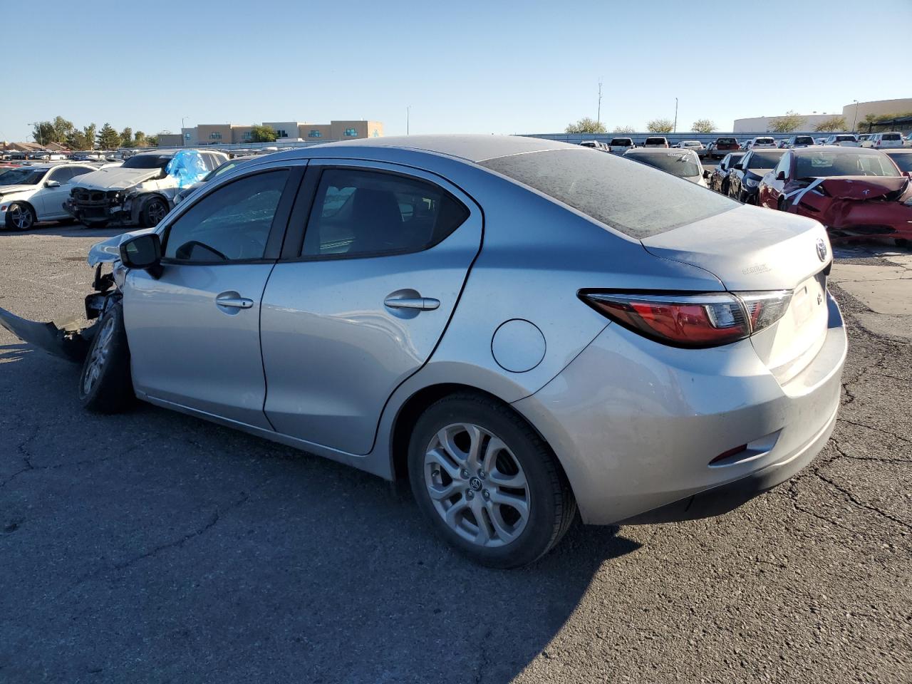 Obraz 2 z 2018 TOYOTA YARIS IA  2018 z VIN 3MYDLBYV3JY319566