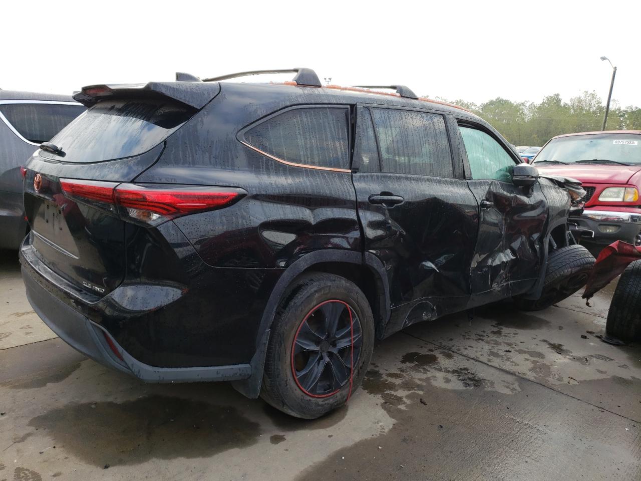 Image 3 of 2021 TOYOTA HIGHLANDER XLE 2021 with VIN 5TDHZRBH2MS125892