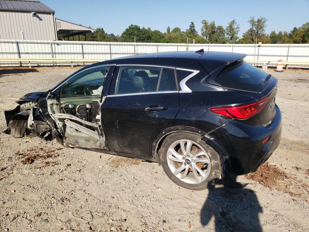 Obraz 2 z 2018 INFINITI QX30 BASE 2018 z VIN SJKCH5CPXJA058735