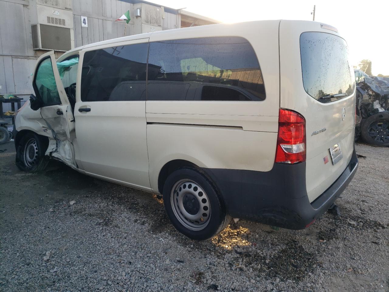 Image 2 of 2016 MERCEDES-BENZ METRIS  2016 with VIN WD4PG2EE1G3047708
