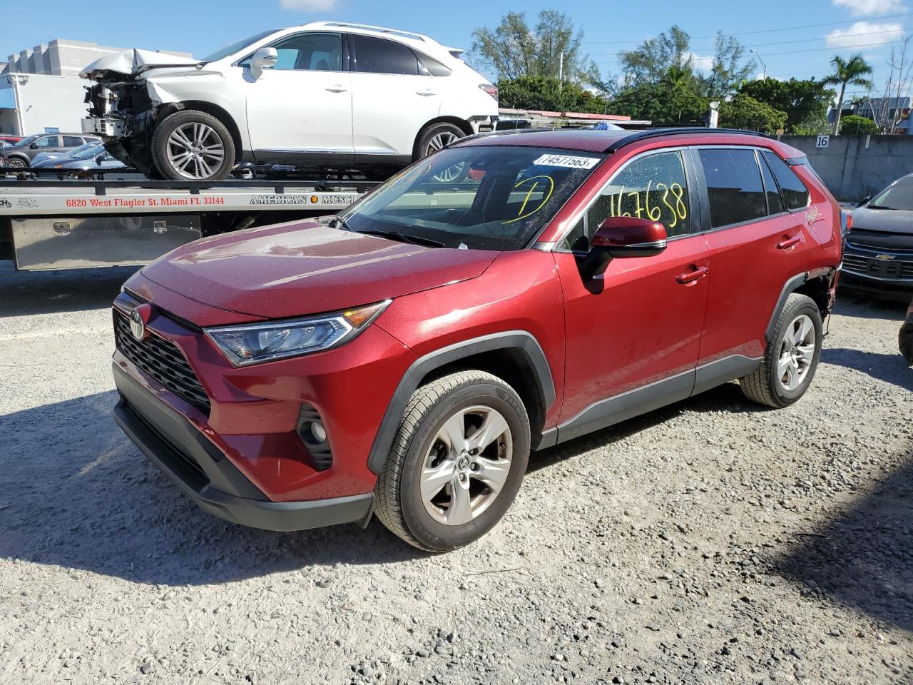 Obraz 1 z 2021 TOYOTA RAV4 XLE 2021 z VIN JTMW1RFV5MD065780