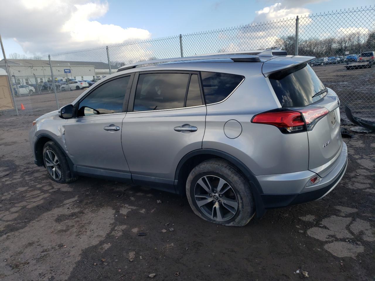 Obraz 2 z 2016 TOYOTA RAV4 XLE 2016 z VIN 2T3RFREV8GW479031