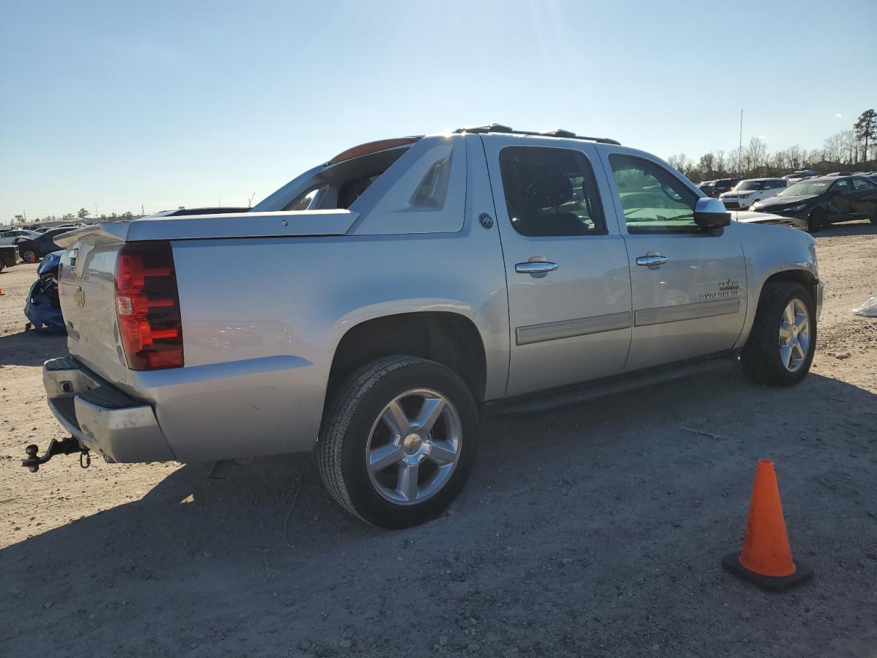 Image 3 of 2013 CHEVROLET AVALANCHE LS 2013 with VIN 3GNMCEE01DG296041