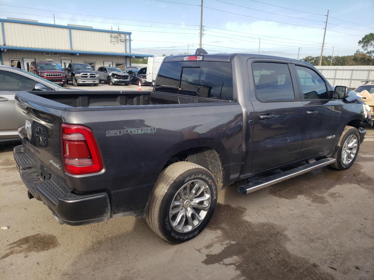 Obraz 3 z 2023 RAM 1500 LARAMIE 2023 z VIN 1C6SRFJT3PN637592