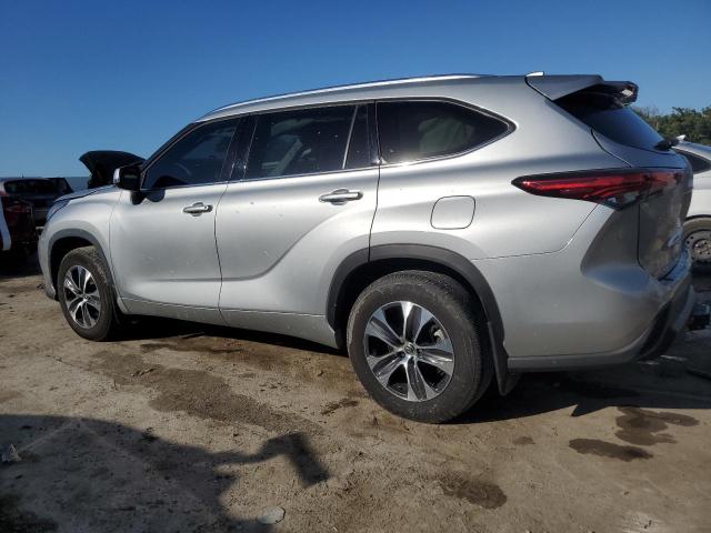 Image 2 of 2020 TOYOTA HIGHLANDER XLE 2020 with VIN 5TDHZRBH0LS021223