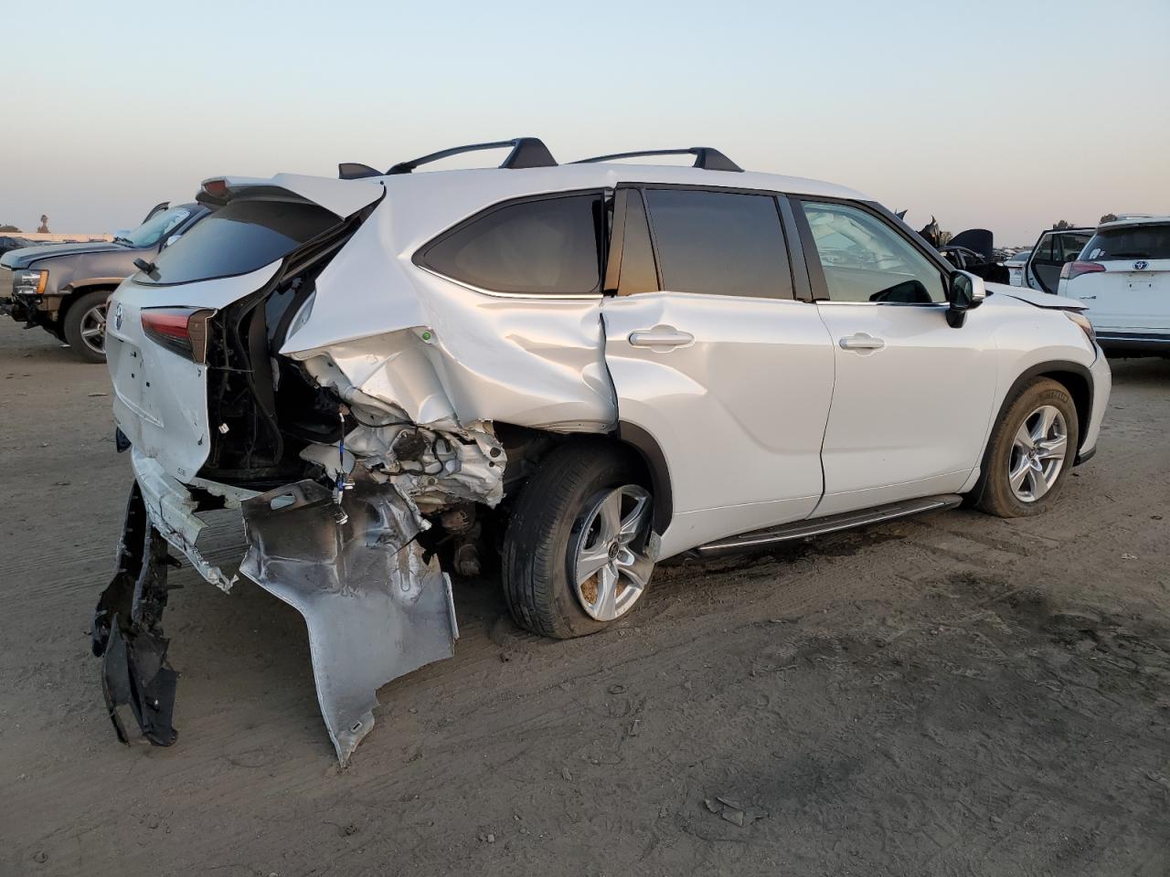 Изображение 3 2022 TOYOTA HIGHLANDER L 2022 с VIN 5TDZZRAH3NS560346