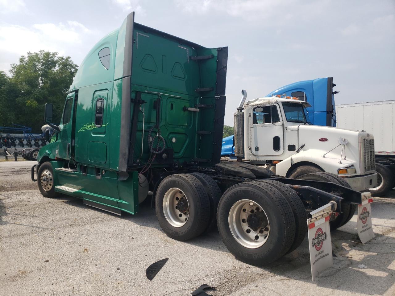 Image 3 of 2019 FREIGHTLINER CASCADIA 126  2019 with VIN 3AKJHHDR3KSHU6934