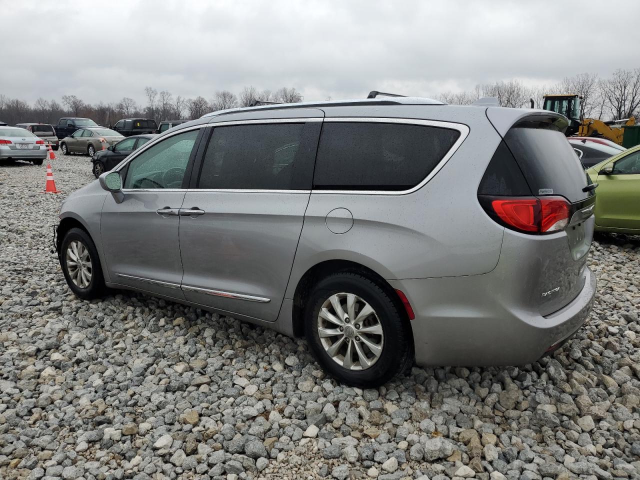 Image 2 of 2018 CHRYSLER PACIFICA TOURING L 2018 with VIN 2C4RC1BG3JR119666