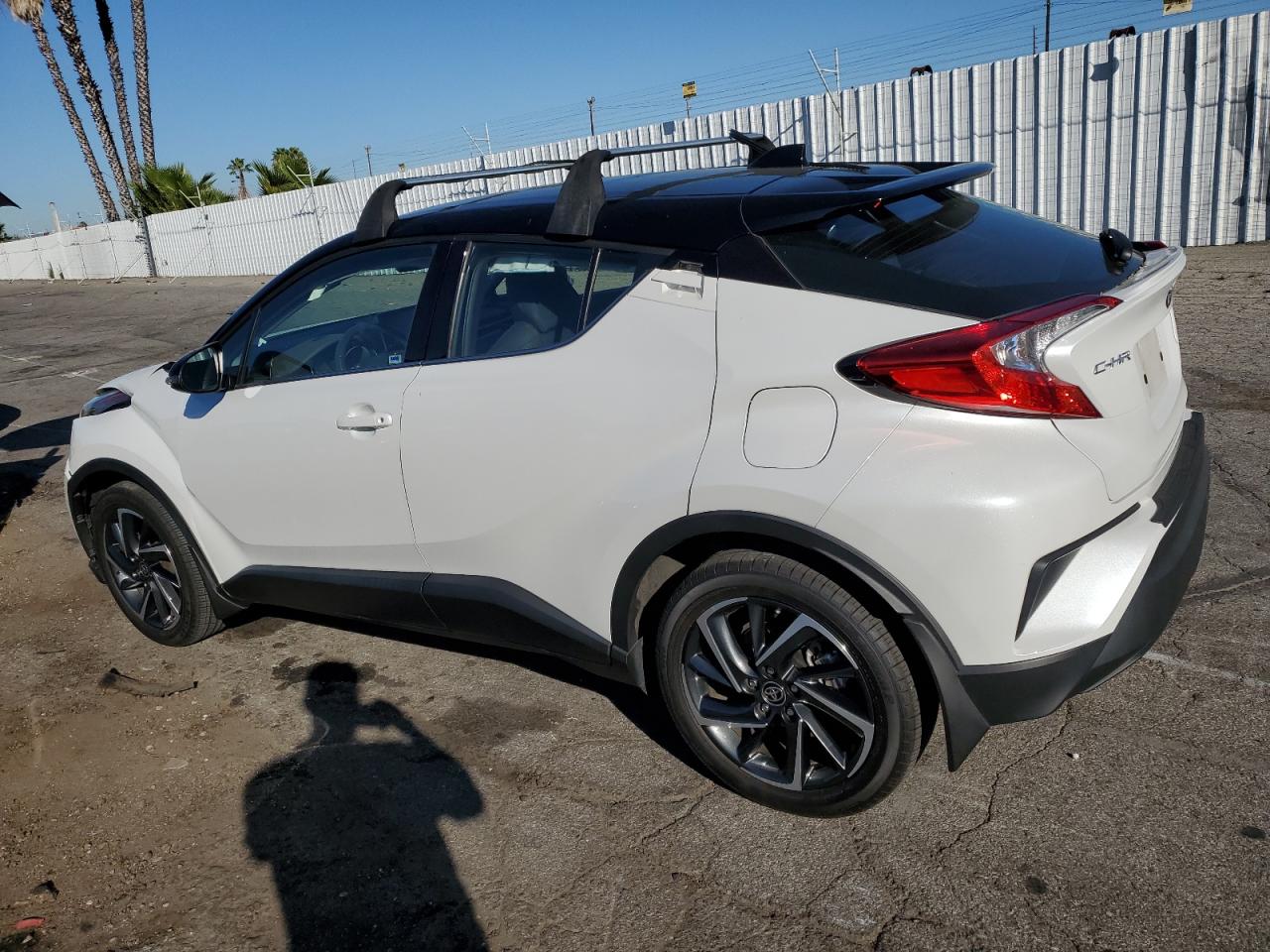 Изображение 2 2022 TOYOTA C-HR XLE 2022 с VIN NMTKHMBX6NR144187