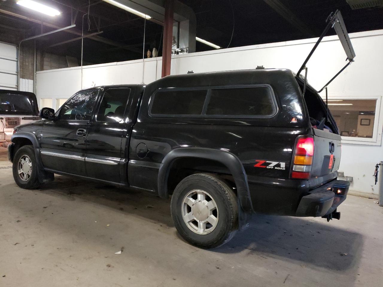 Obraz 2 z 2004 GMC NEW SIERRA K1500 2004 z VIN 2GTEK19T741248906