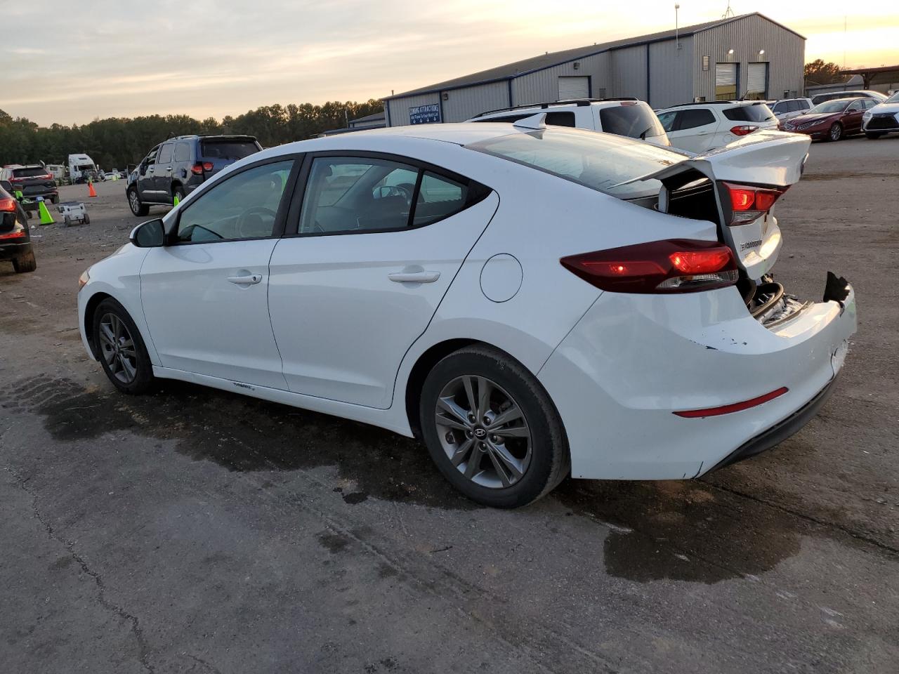 Изображение 2 2018 HYUNDAI ELANTRA SEL 2018 с VIN 5NPD84LF2JH302945