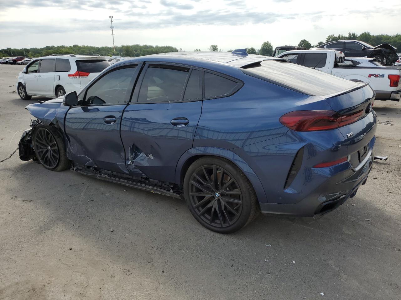Obraz 2 z 2021 BMW X6 M50I 2021 z VIN 5UXCY8C09M9E71664