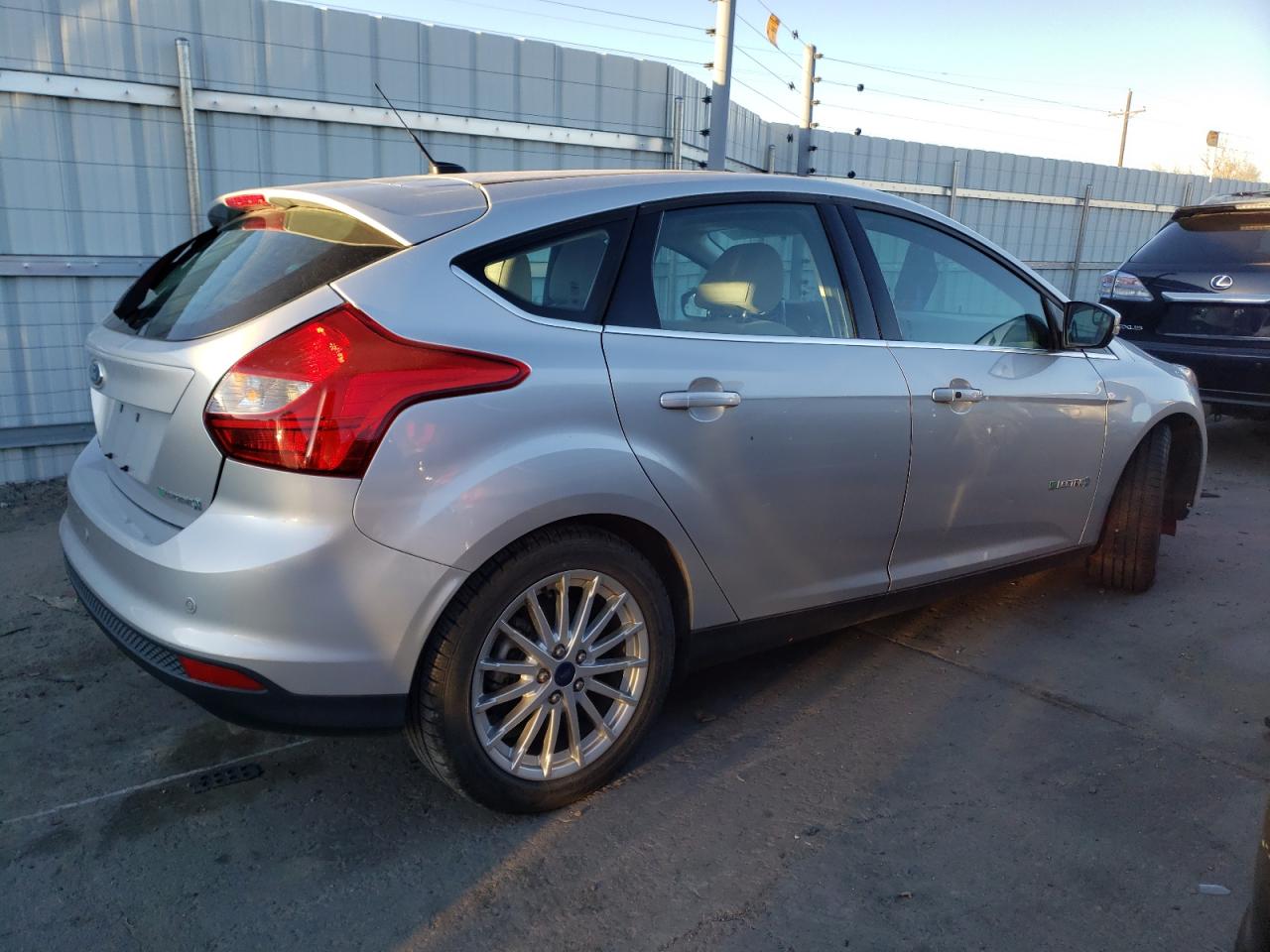 Image 3 of 2014 FORD FOCUS BEV 2014 with VIN 1FADP3R4XEL382828