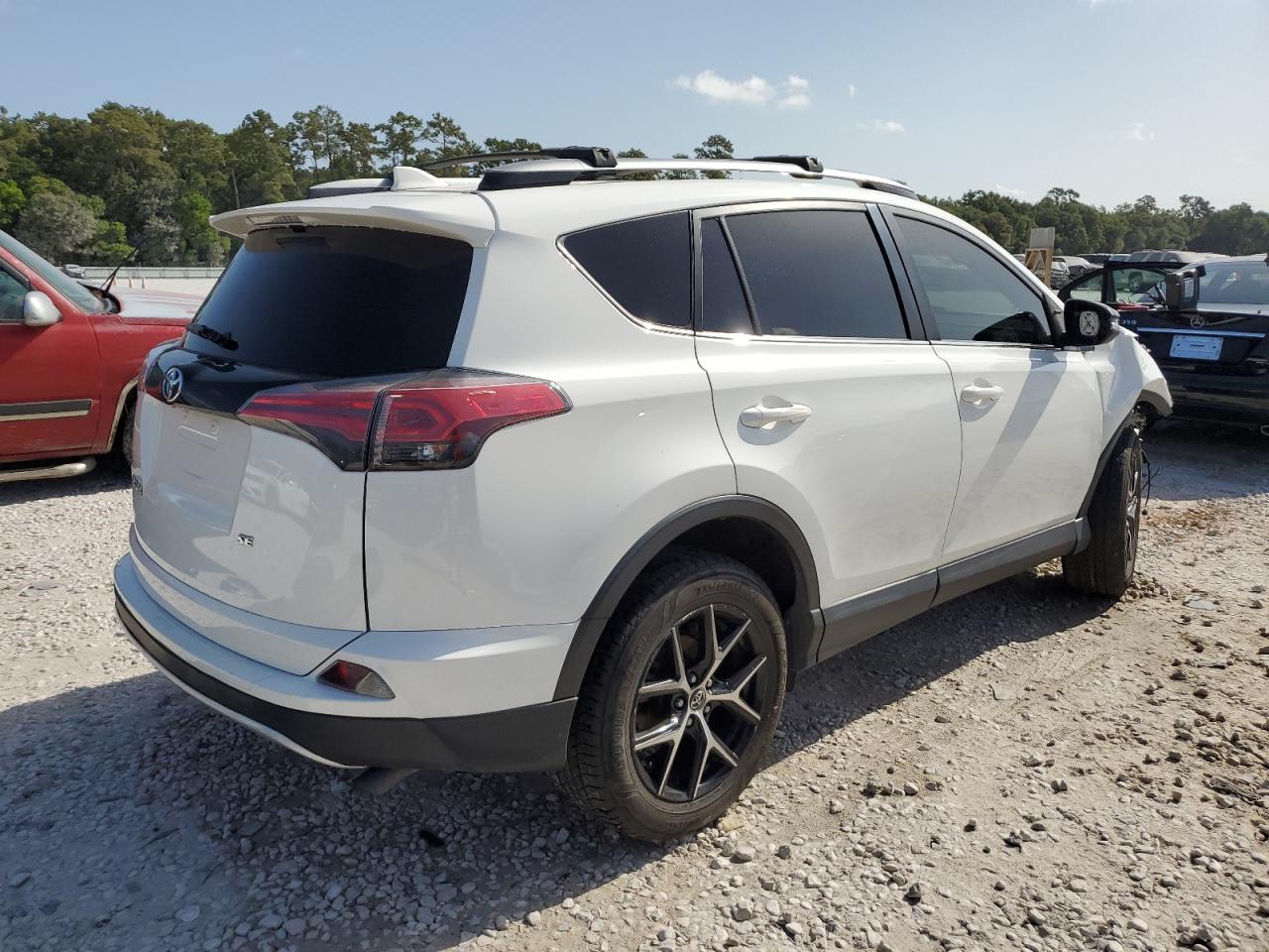 Изображение 3 2017 TOYOTA RAV4 SE 2017 с VIN JTMNFREV0HD108054