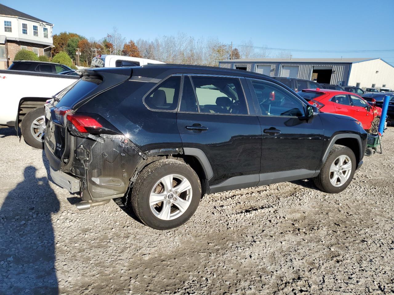 Image 3 of 2019 TOYOTA RAV4 XLE 2019 with VIN 2T3P1RFV8KW033006