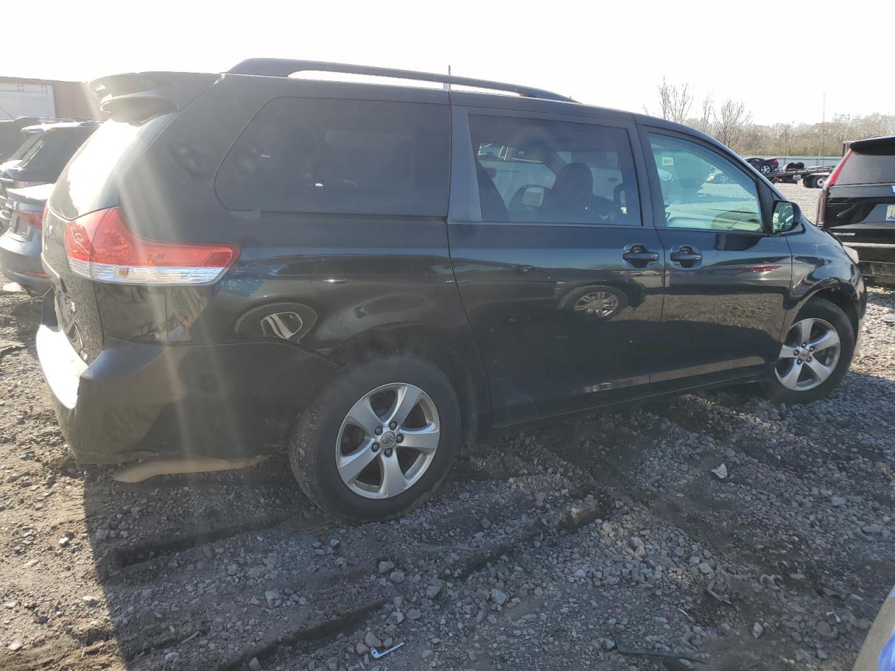 Obraz 3 z 2013 TOYOTA SIENNA LE 2013 z VIN 5TDKK3DC2DS339466