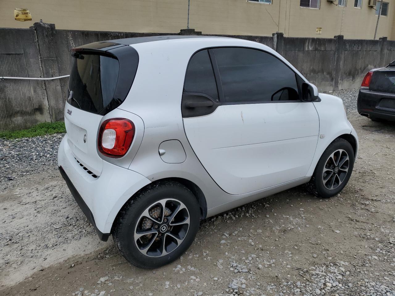 Image 3 of 2016 SMART FORTWO  2016 with VIN WMEFJ5DA6GK061540