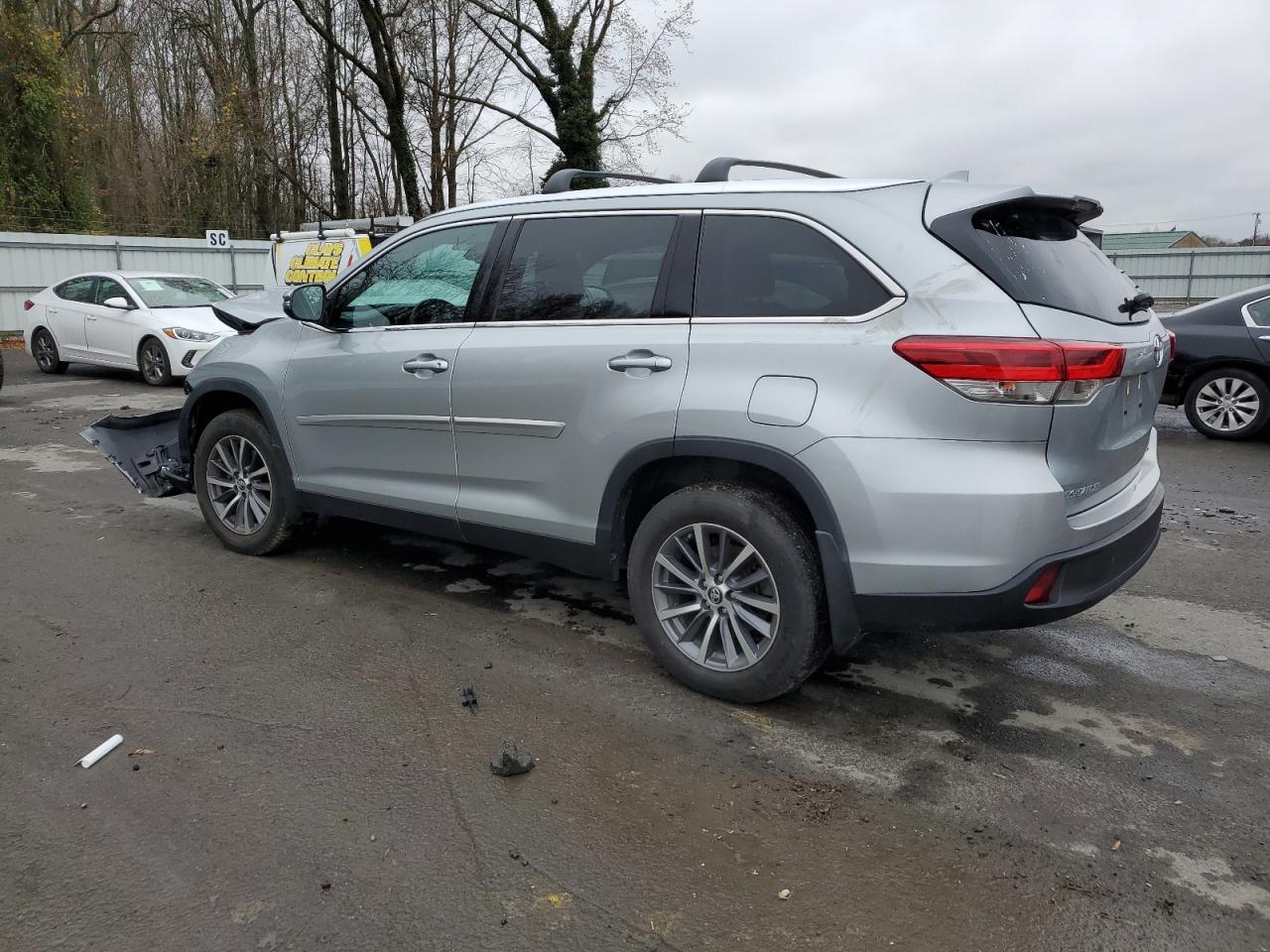 Image 2 of 2019 TOYOTA HIGHLANDER SE 2019 with VIN 5TDJZRFH6KS614451