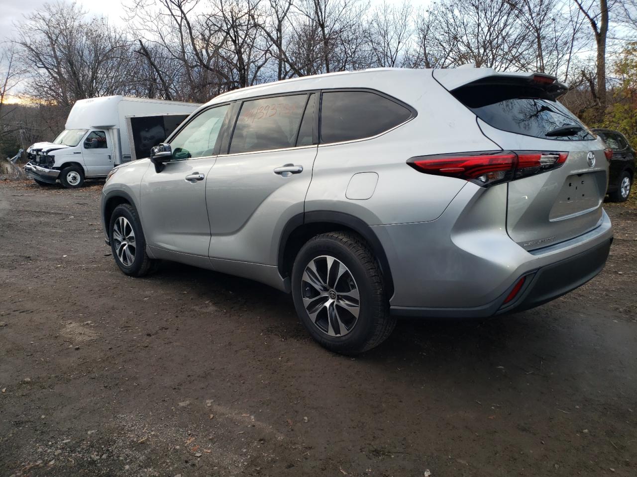 Obraz 2 z 2021 TOYOTA HIGHLANDER XLE 2021 z VIN 5TDGZRAH2MS041021