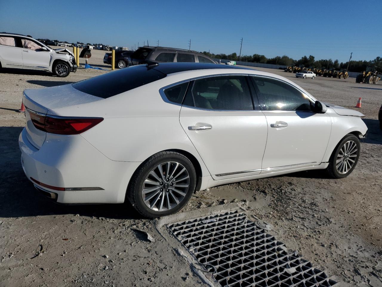 Image 3 of 2017 KIA CADENZA PREMIUM 2017 with VIN KNALC4J12H5086197