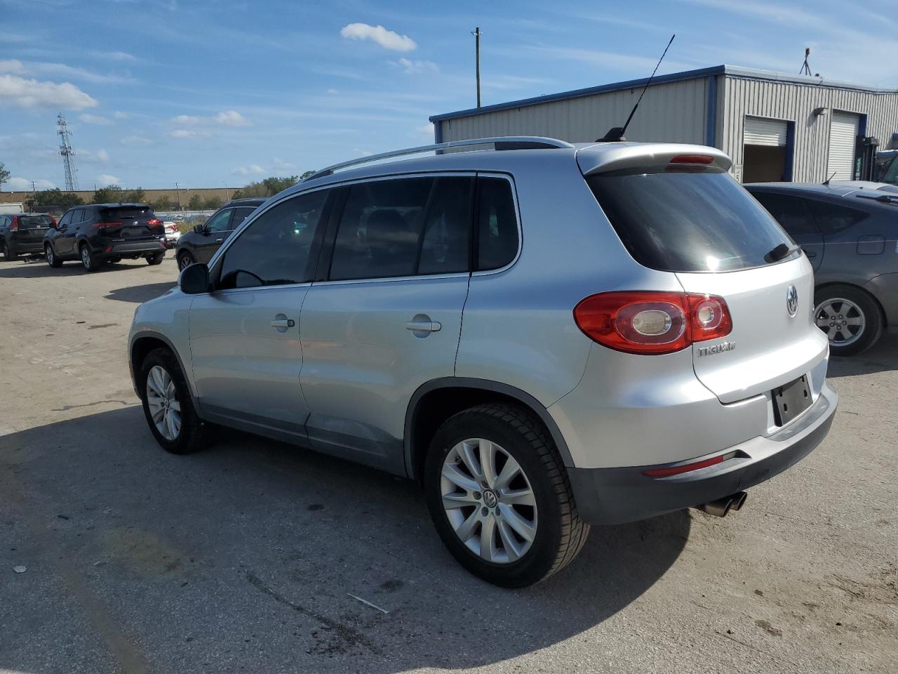 Изображение 2 2010 VOLKSWAGEN TIGUAN S 2010 с VIN WVGAV7AX9AW508424