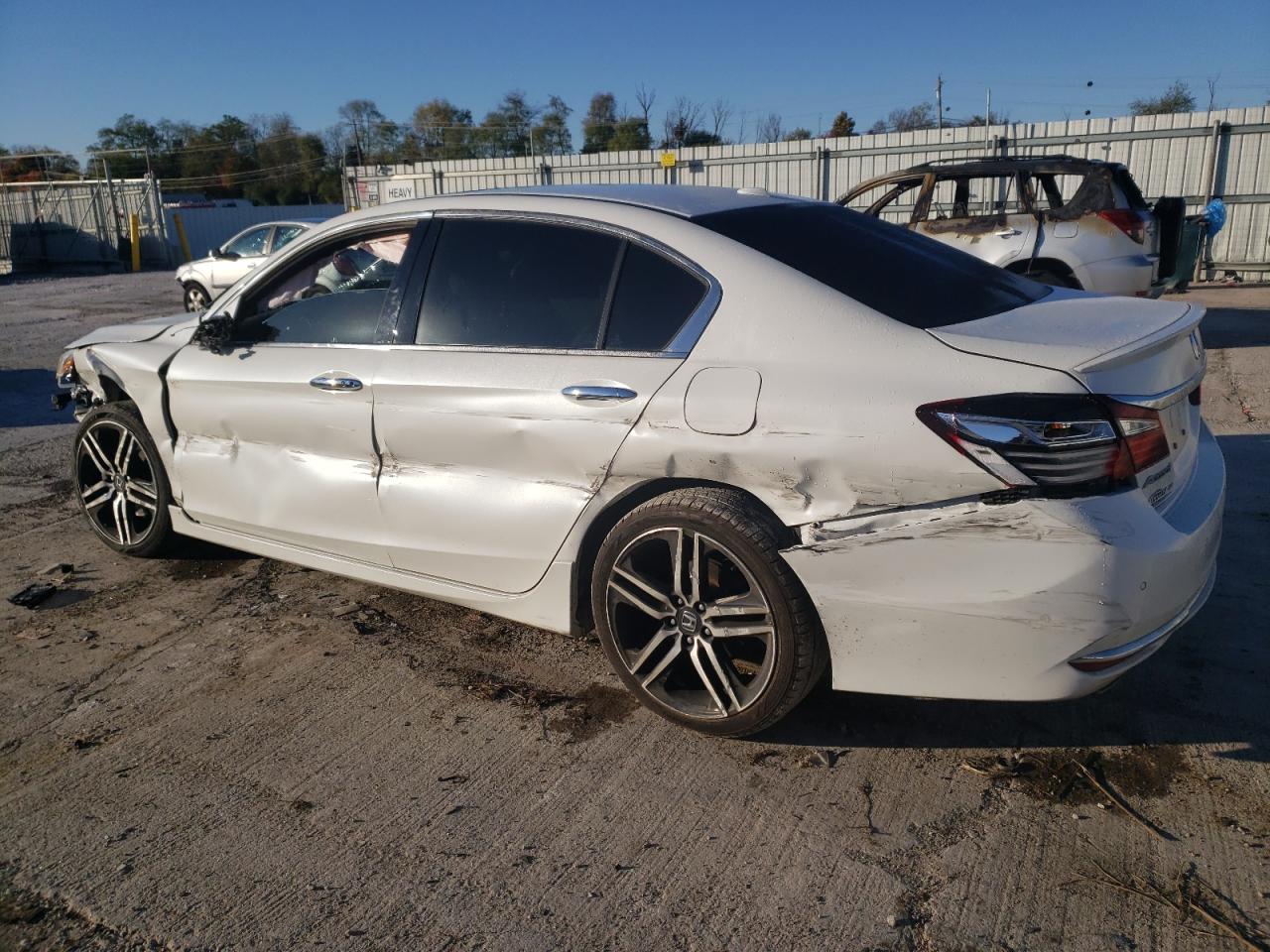 Obraz 2 z 2017 HONDA ACCORD TOURING 2017 z VIN 1HGCR3F93HA033284