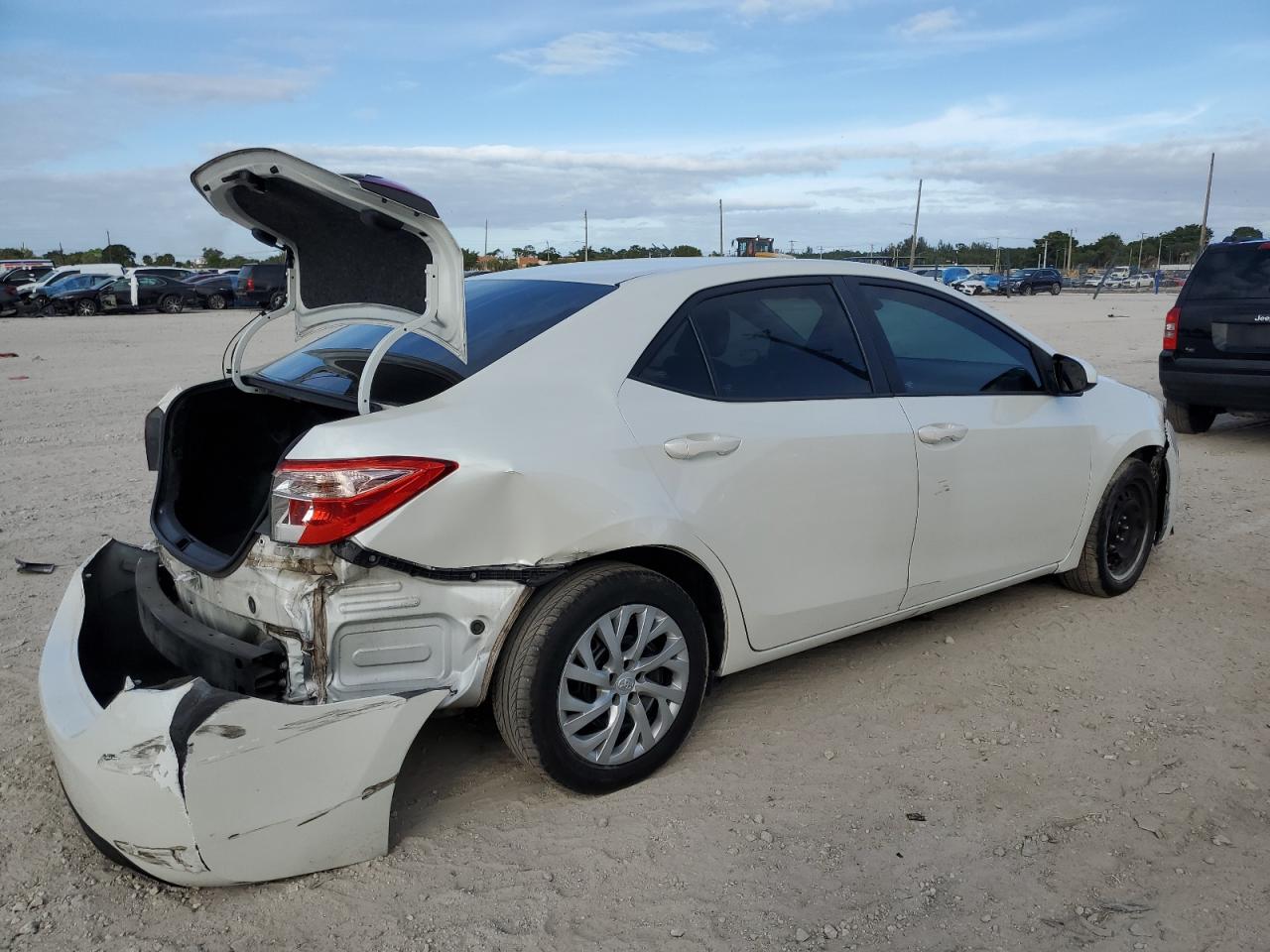 Изображение 3 2017 TOYOTA COROLLA L 2017 с VIN 5YFBURHE2HP631481