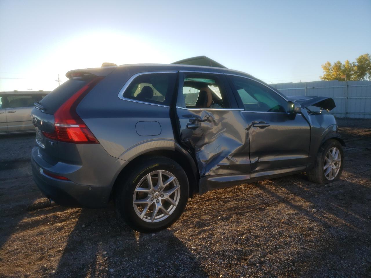 Obraz 3 z Volvo Xc60 T5 Momentum 2018 z VIN YV4102RK1J1059555