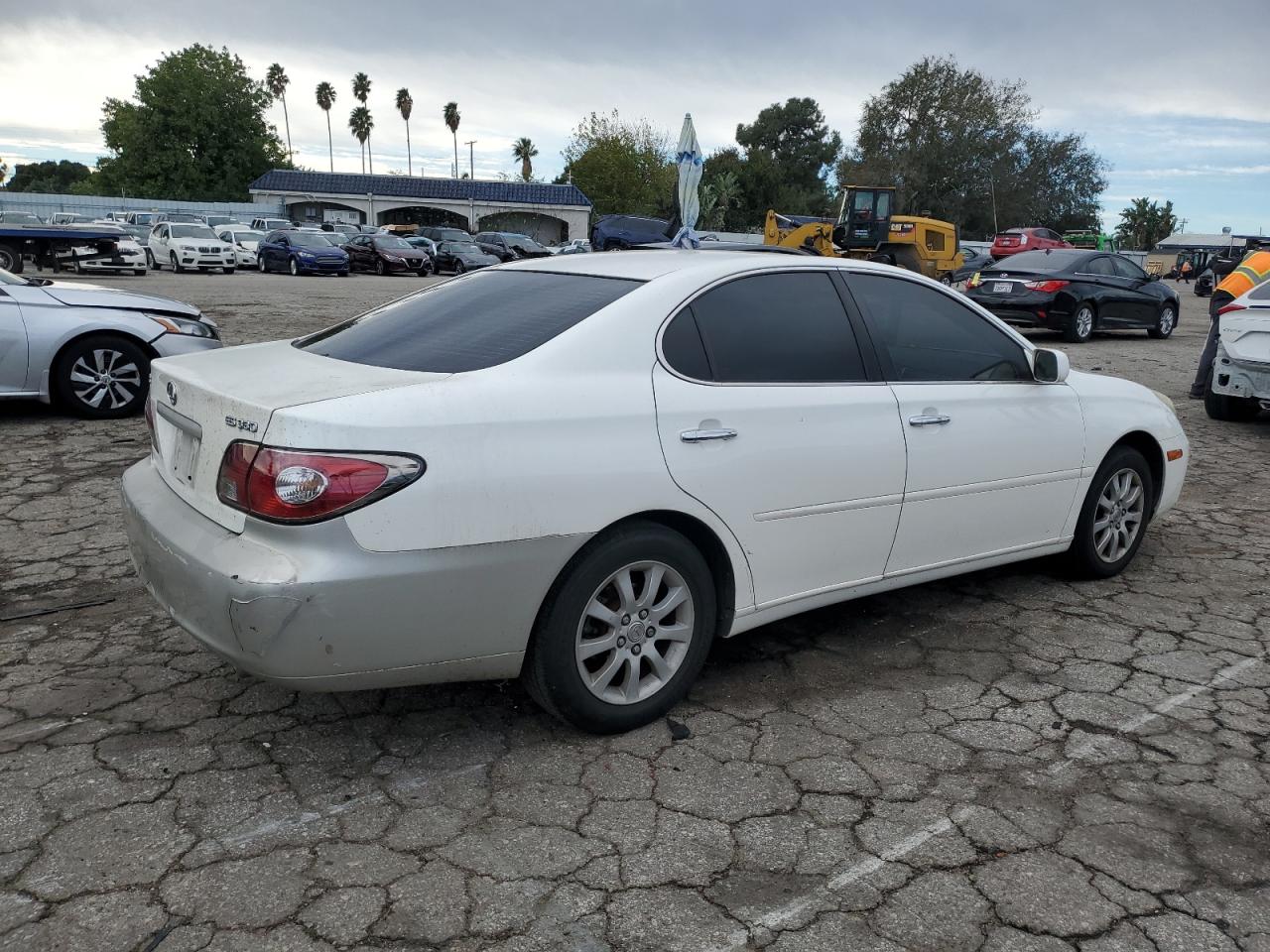 Image 3 of 2004 LEXUS ES 330 2004 with VIN JTHBA30G340009753