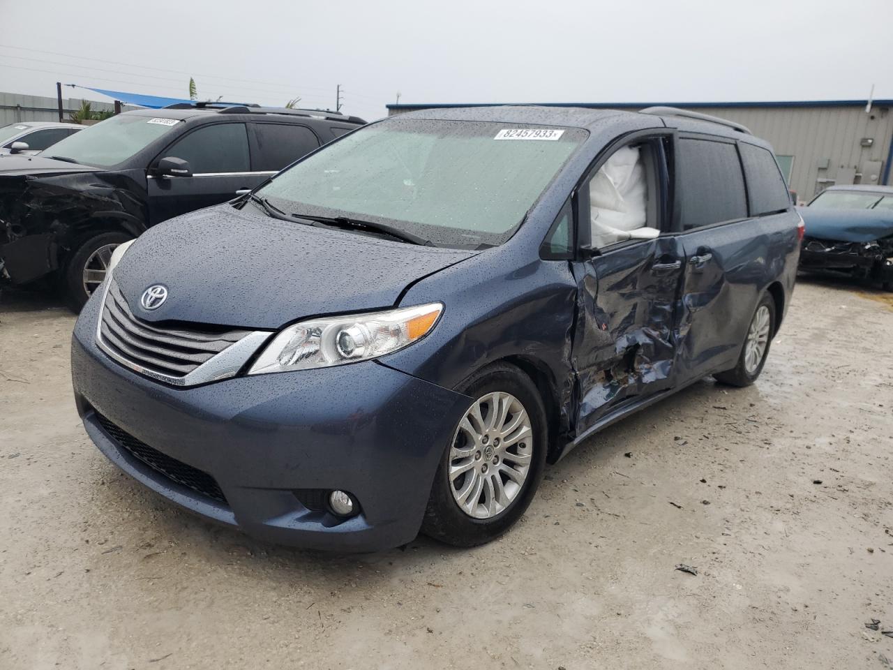 Image 1 of 2015 TOYOTA SIENNA XLE 2015 with VIN 5TDYK3DCXFS598669
